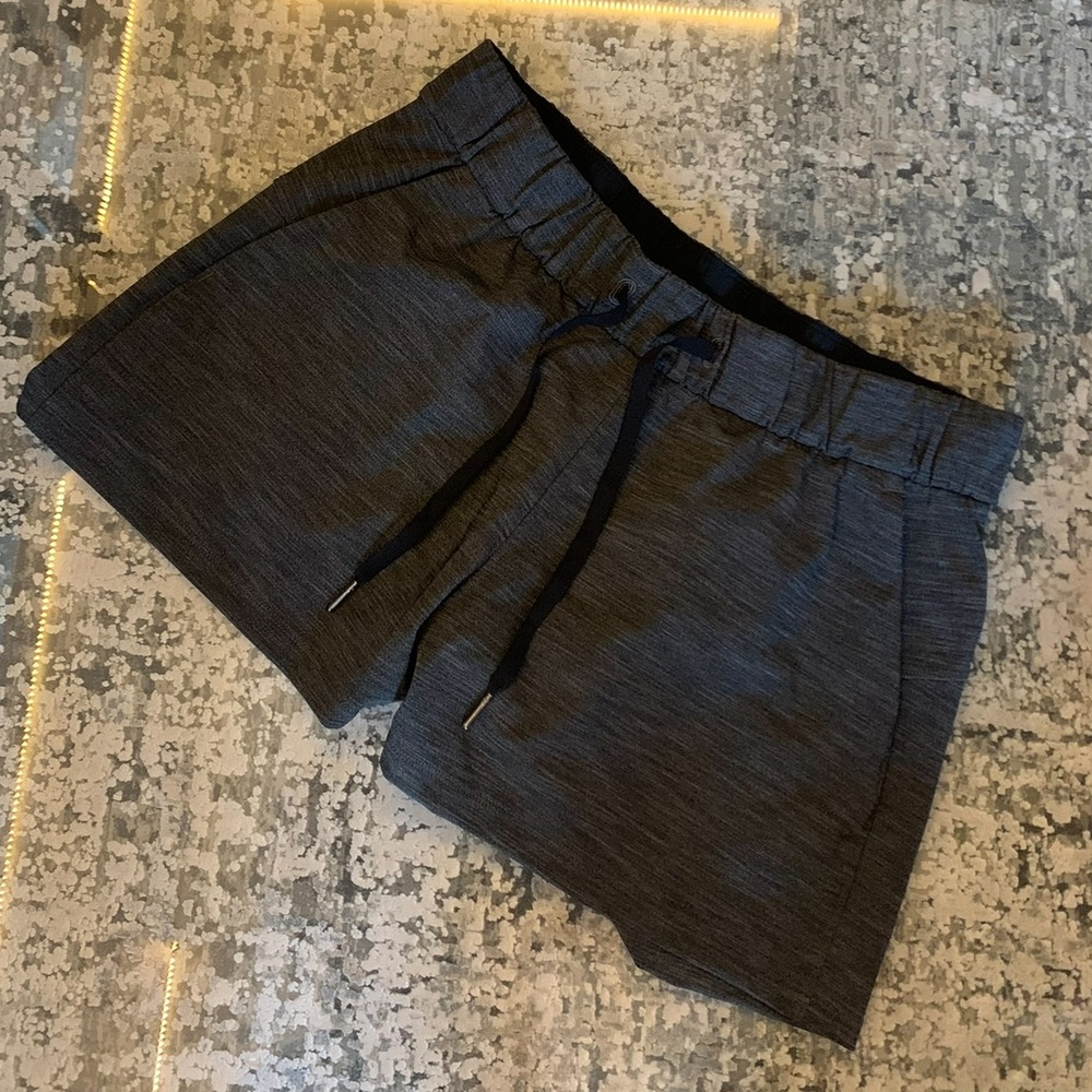 Lululemon On The Fly Shorts - Size 8 - Heathered Black